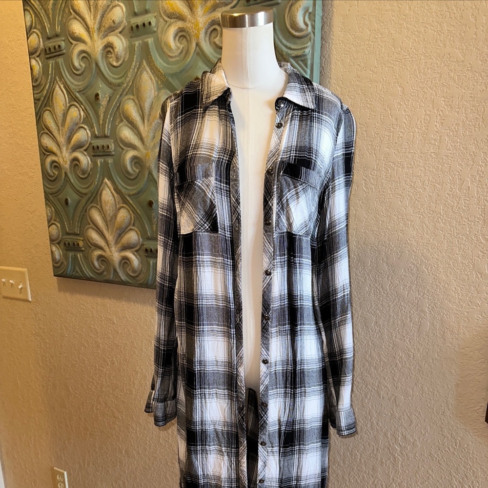 Maurices Relaxed Fit Duster Plaid Button Down Shirt Black White Top Medium